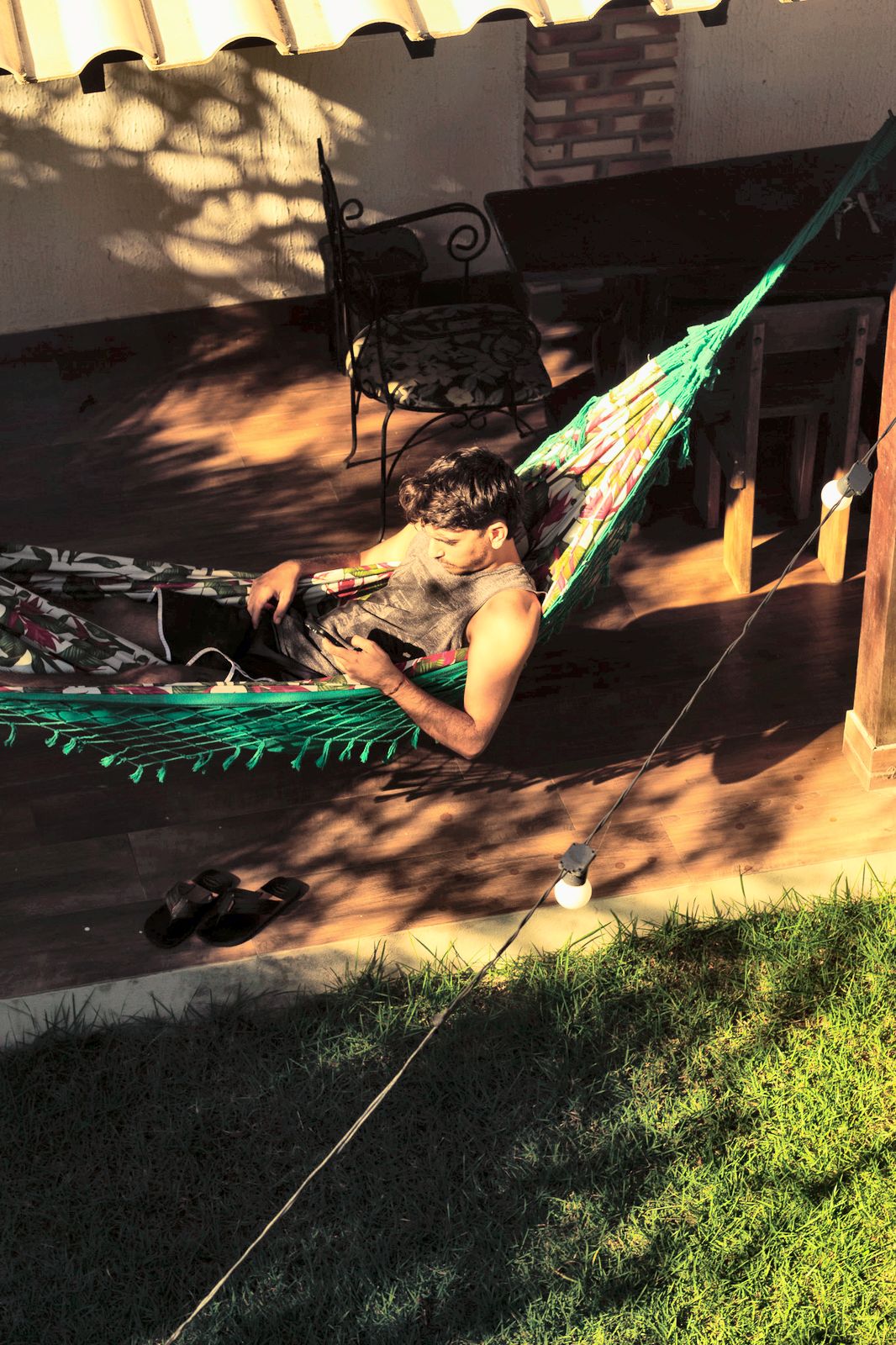 Hóspede descansando na rede da varanda no fim da tarde